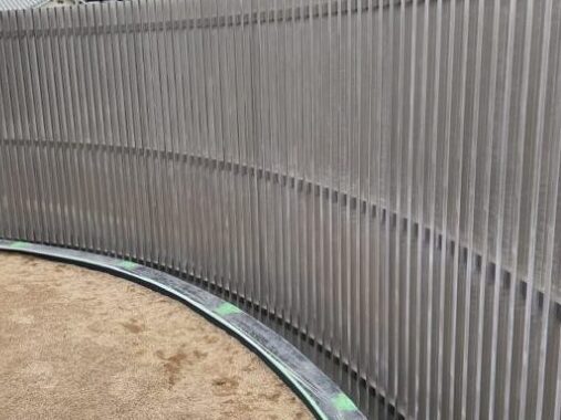 アルミフェンス（ケレン作業完了後）